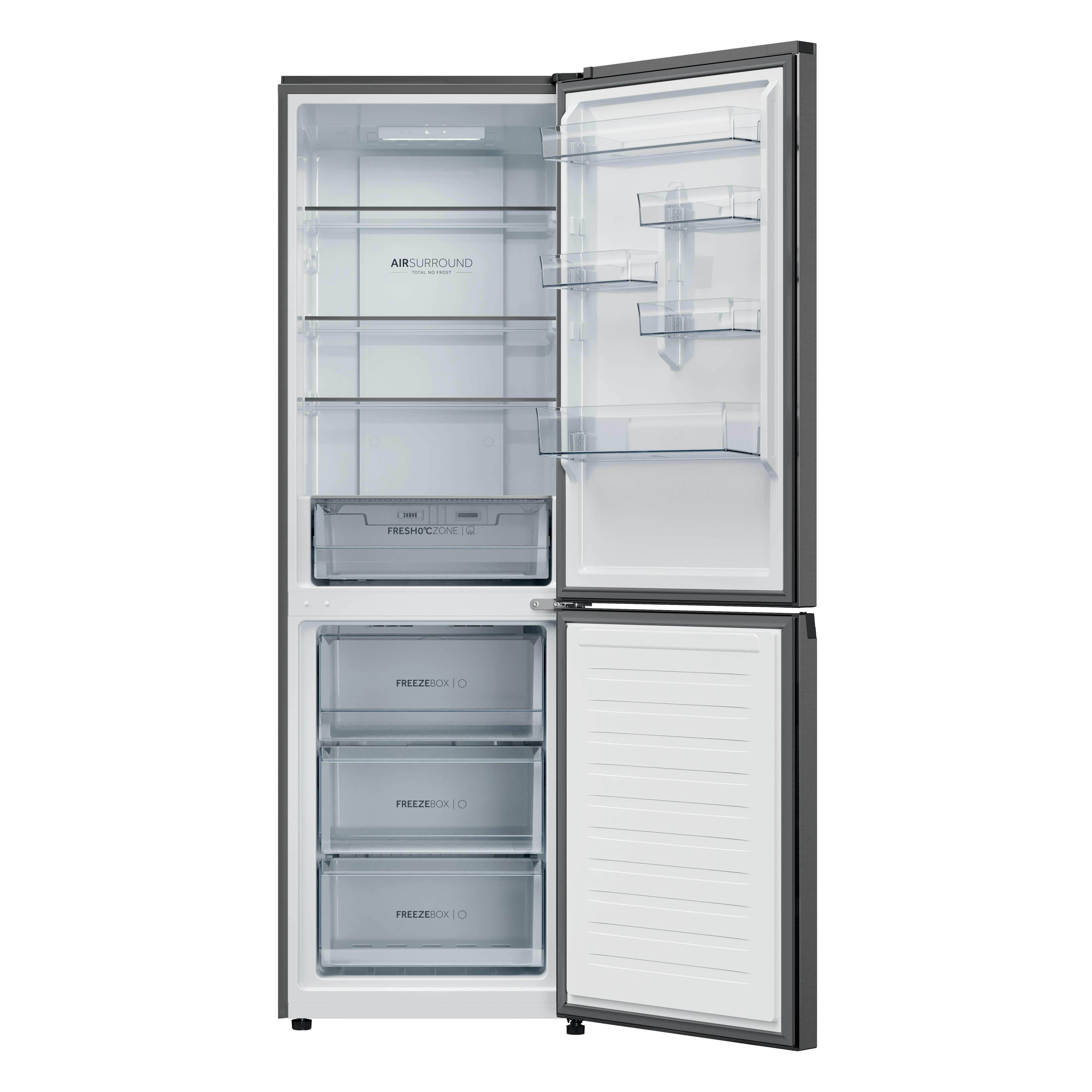 Ein offener Kühlschrank mit mehreren Regalen und Schubladen. Die Tür ist nach rechts geöffnet.