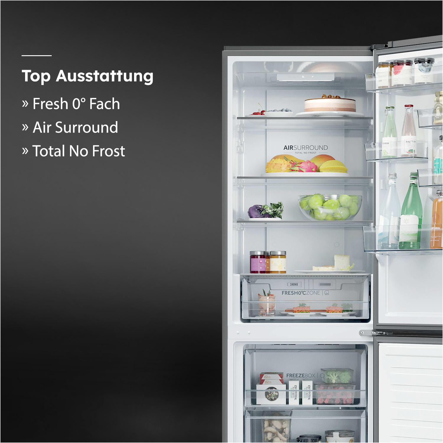 Offener Kühlschrank mit Lebensmitteln, darunter Kuchen, Obst und Getränke.