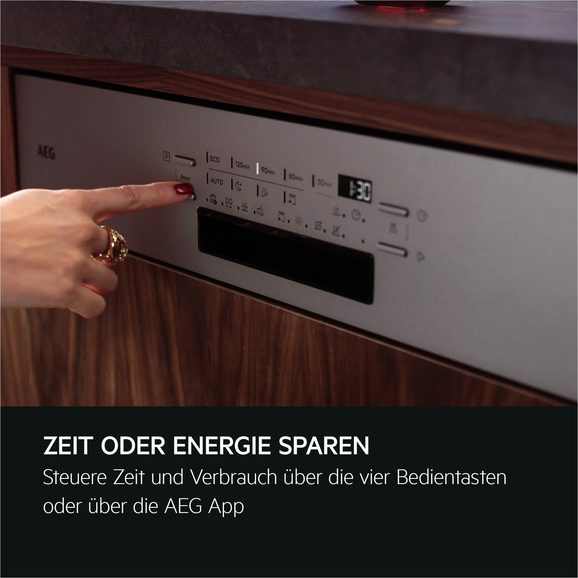 Eine Hand drückt auf die Reset-Taste eines Geschirrspülers. Anzeige zeigt 1:30.