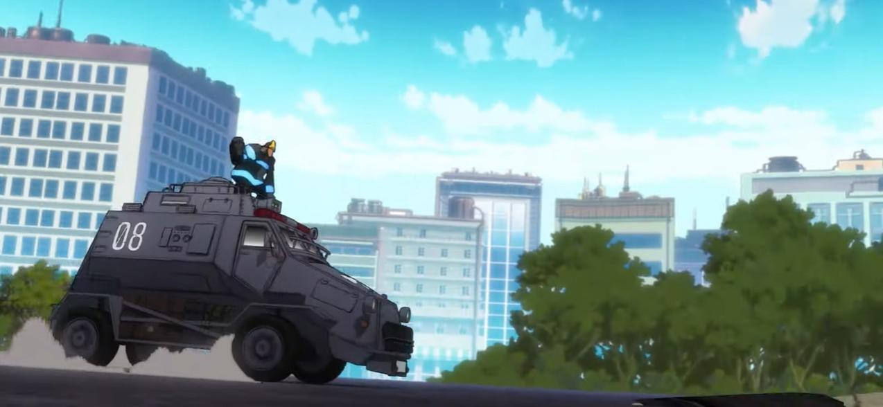 Ein gepanzertes Fahrzeug mit Nummer 08 fährt durch eine Stadt mit Gebäuden und Bäumen.