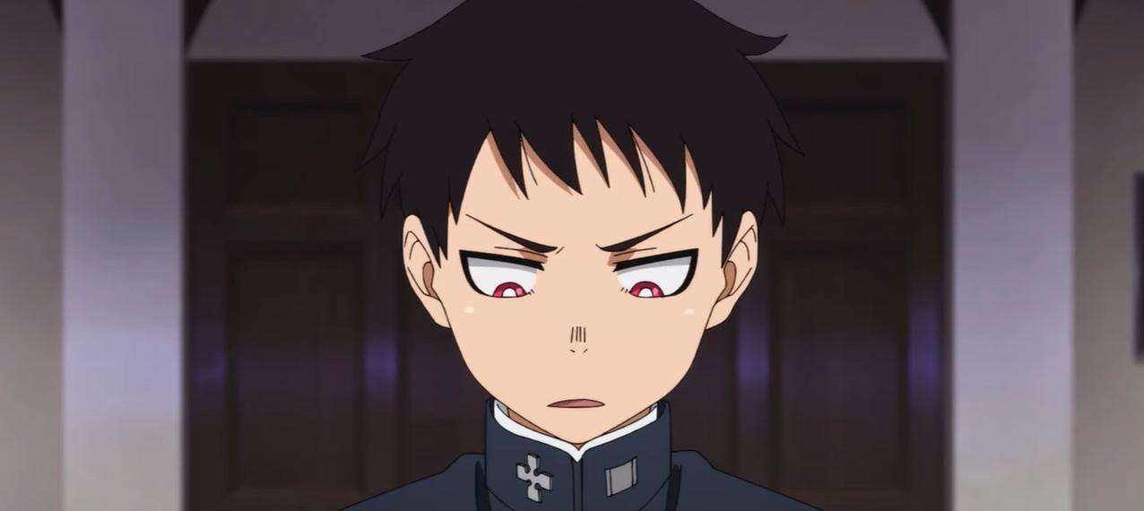 Ein Anime-Charakter mit schwarzen Haaren und roten Augen blickt nachdenklich.