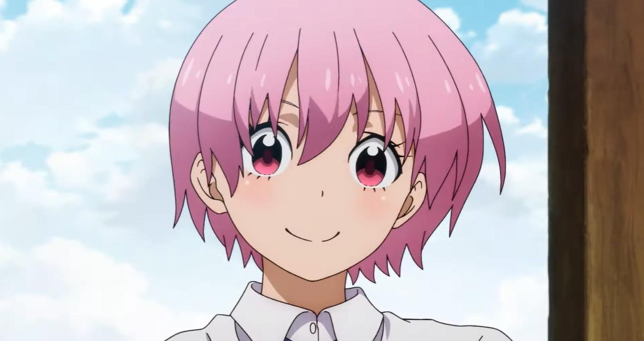 Anime-Mädchen mit kurzen rosa Haaren und roten Augen lächelt.