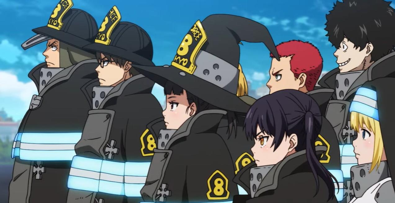 Eine Gruppe von Feuerwehrleuten in Uniformen mit schwarzen Mänteln und Helmen mit gelben Akzenten.
