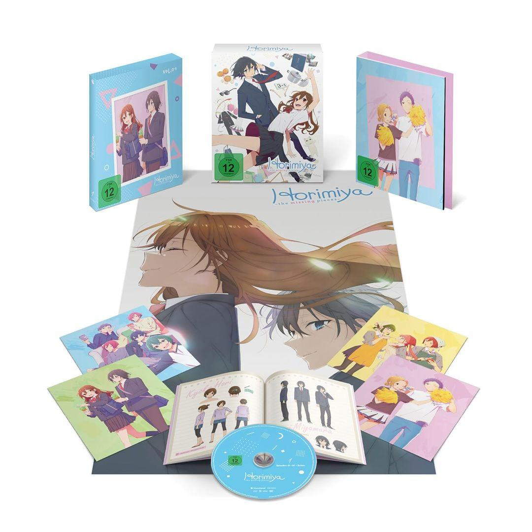 Anime-Boxset mit Postkarten, Buch und CD. Anime-Charaktere auf den Medien abgebildet.