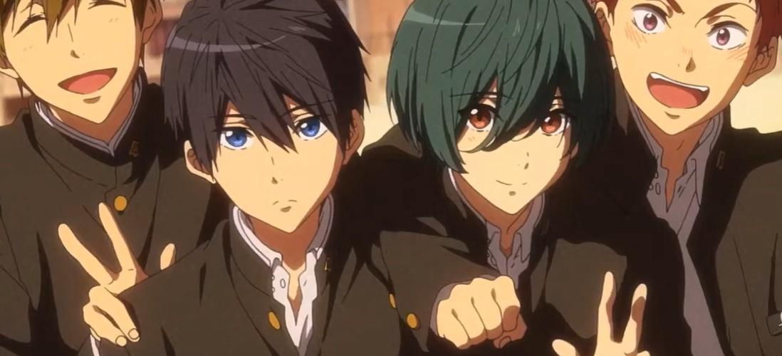 Vier Anime-Jungen in Schuluniformen posieren fröhlich für ein Foto, zwei zeigen V-Zeichen.