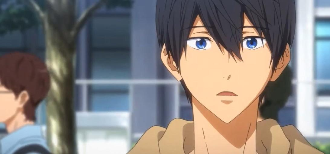Ein Anime-Junge mit schwarzen Haaren und blauen Augen schaut nachdenklich nach rechts.