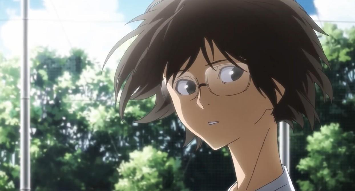 Ein Anime-Charakter mit braunen Haaren und Brille im Freien.