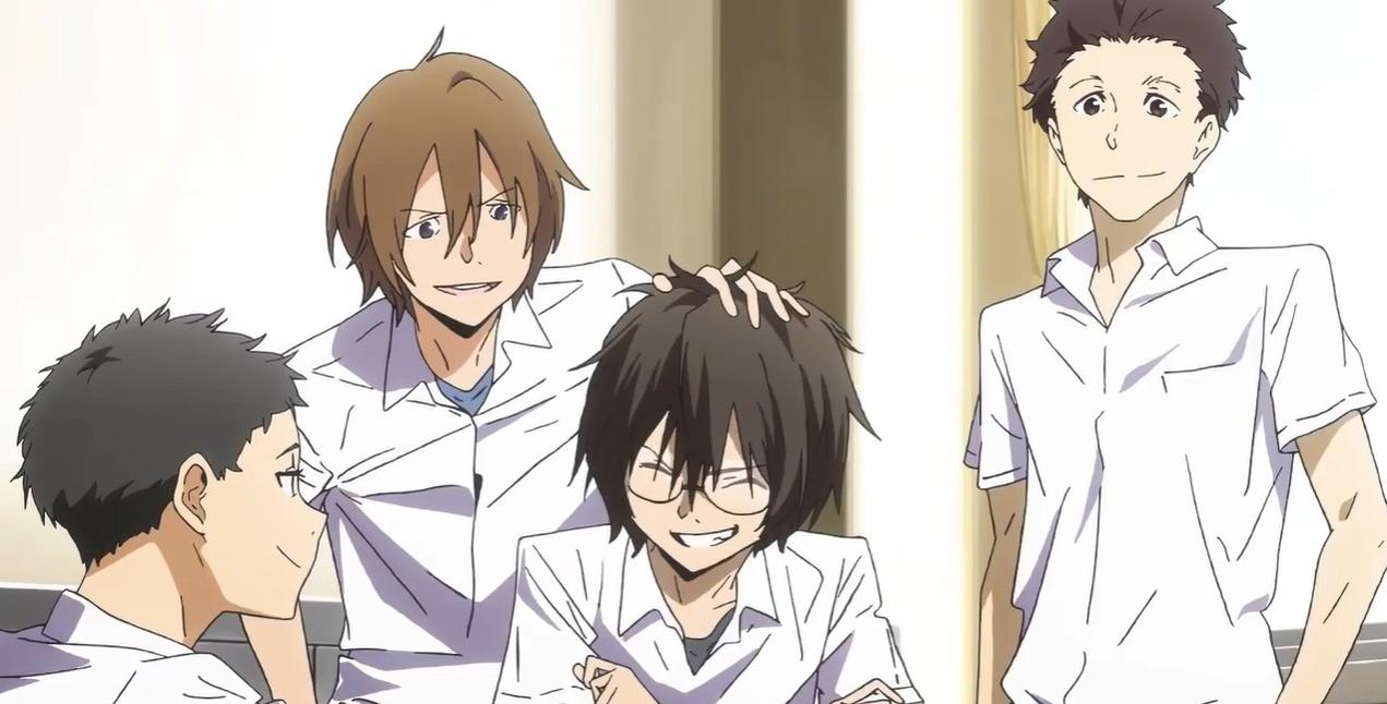 Vier anime-Jungen in weißen Hemden lachen und interagieren.