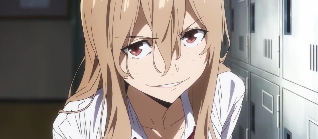 Ein anime-Mädchen mit langen, hellbraunen Haaren und Sommersprossen lächelt.