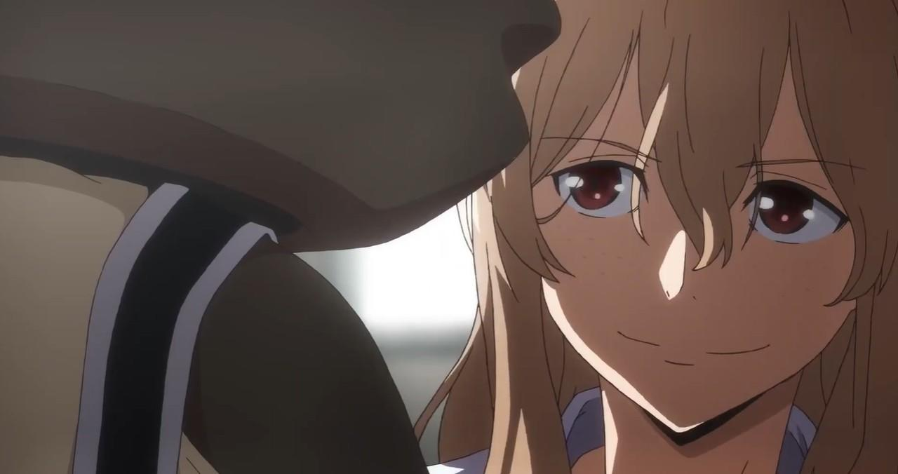 Anime-Mädchen mit braunen Haaren und roten Augen lächelt.
