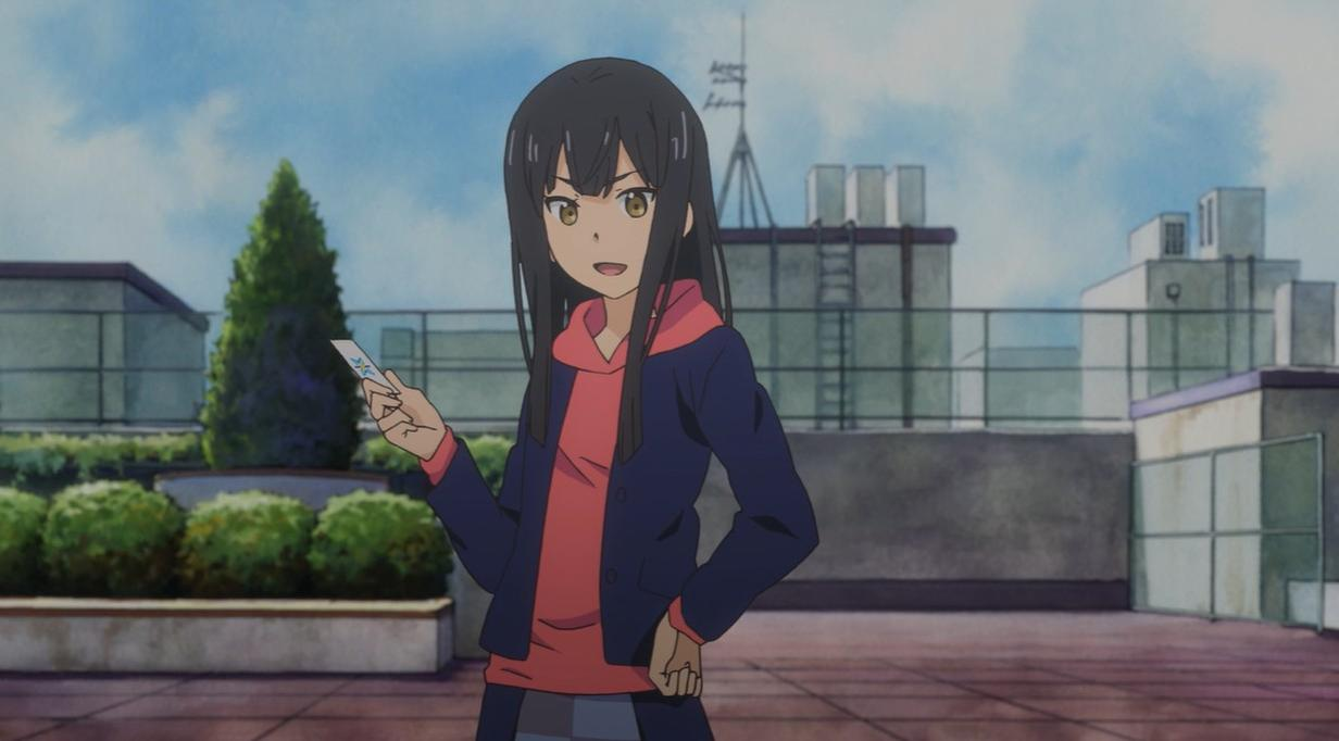 Anime-Mädchen mit dunklen Haaren hält eine Karte auf einem Dach mit Bäumen und Gebäuden.