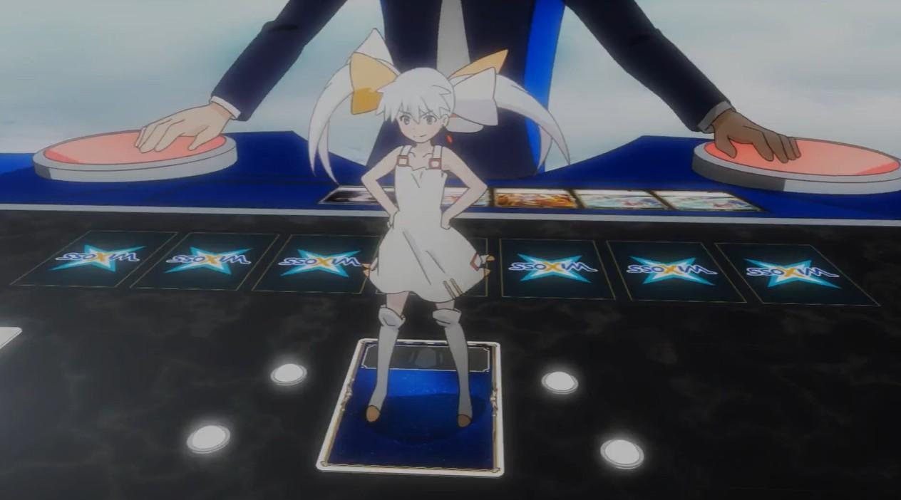 Ein Anime-Mädchen in Weiß steht vor einem Tisch mit Karten. Hände bedienen DJ-Controller.