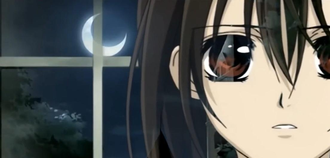 Nahaufnahme eines Anime-Mädchens mit dunklem Haar vor einem Mond und Fenstern.