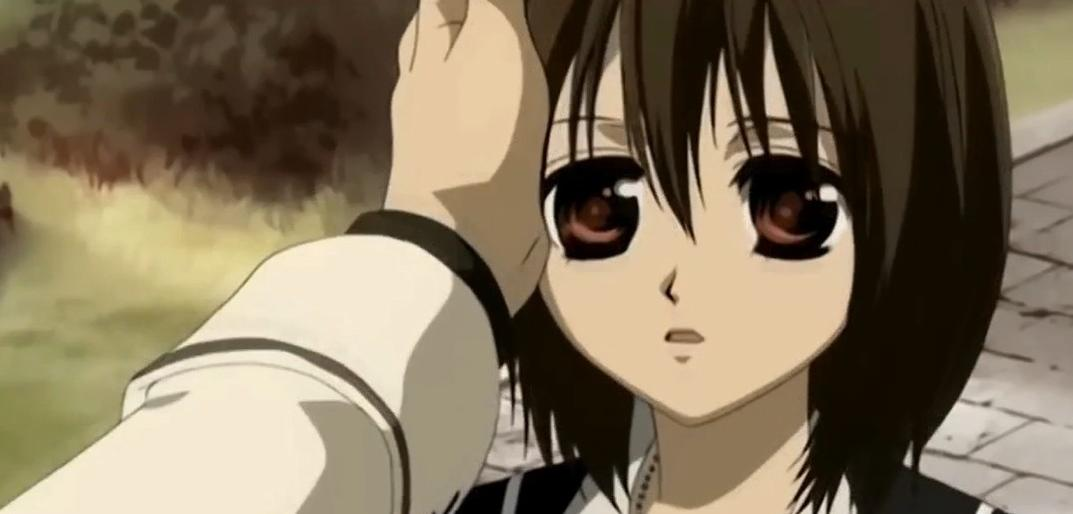 Eine anime-figur mit braunen haaren und großen, dunklen augen. Eine hand berührt ihr gesicht.
