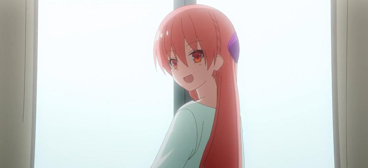 Ein Anime-Mädchen mit langen roten Haaren und roten Augen lächelt.