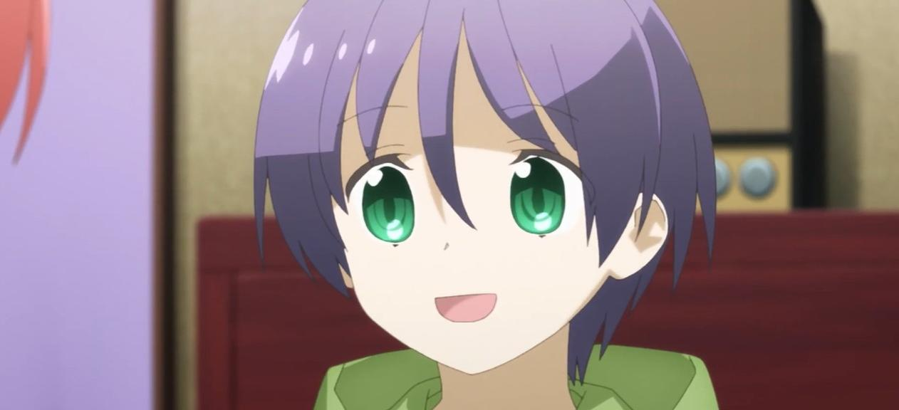 Ein Anime-Mädchen mit violettem Haar und grünen Augen lächelt.