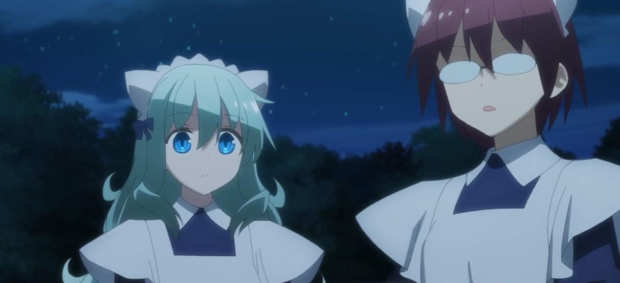 Zwei Anime-Mädchen in blauen und weißen Uniformen stehen im Freien bei Nacht.