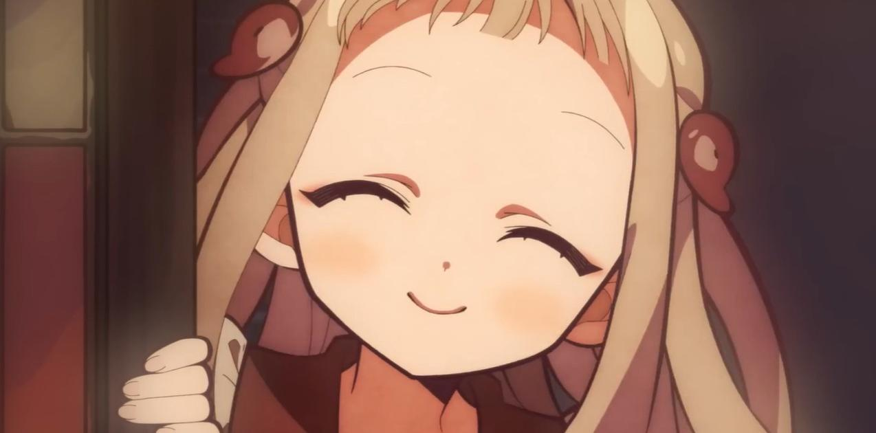 Ein Anime-Mädchen mit blonden Haaren und roten Schleifen lächelt.