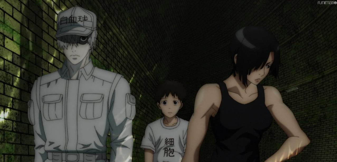 Drei Anime-Charaktere stehen in einem dunklen, ziegelsteinernen Tunnel. Links ein Mann in weißer Uniform.