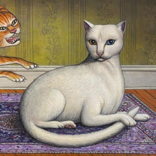 Eine weiße Katze mit verschiedenfarbigen Augen sitzt auf einem Teppich. Eine orangefarbene Katze ist im Hintergrund.