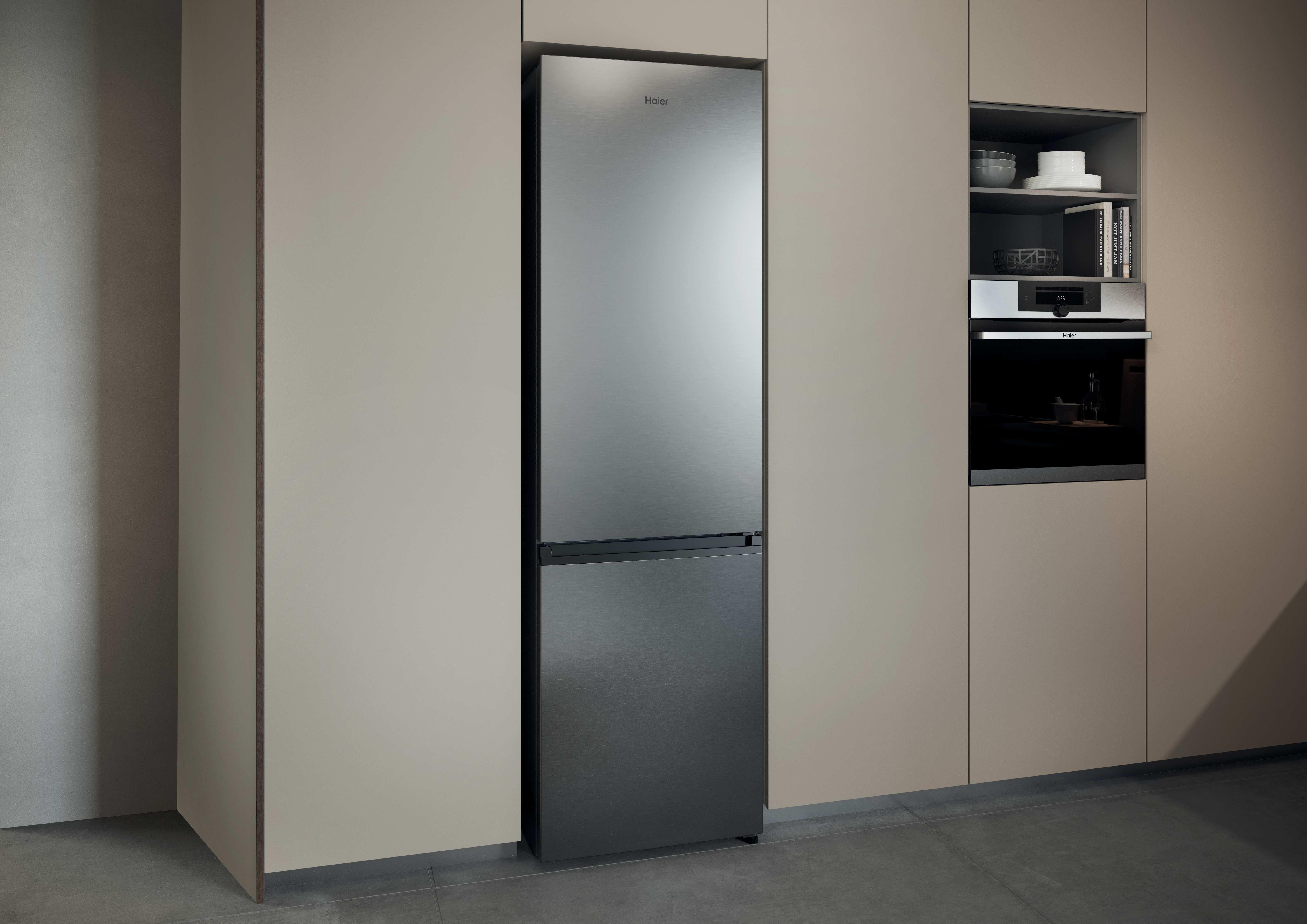 Ein moderner Haier-Kühlschrank und Einbauofen in einer stilvollen Küche.