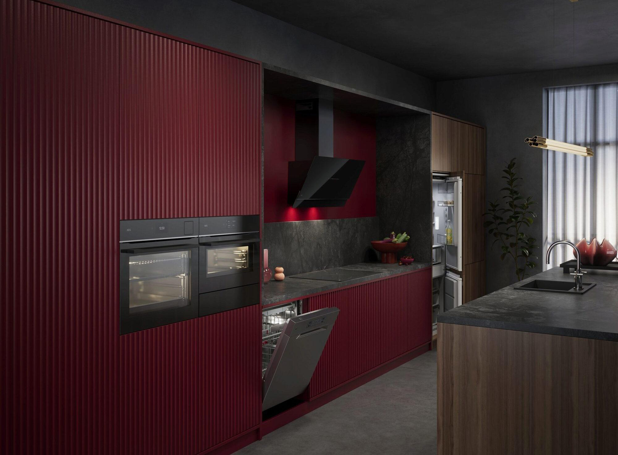 Moderne rote Küche mit integrierten Geräten, Dunstabzugshaube und Spülmaschine.