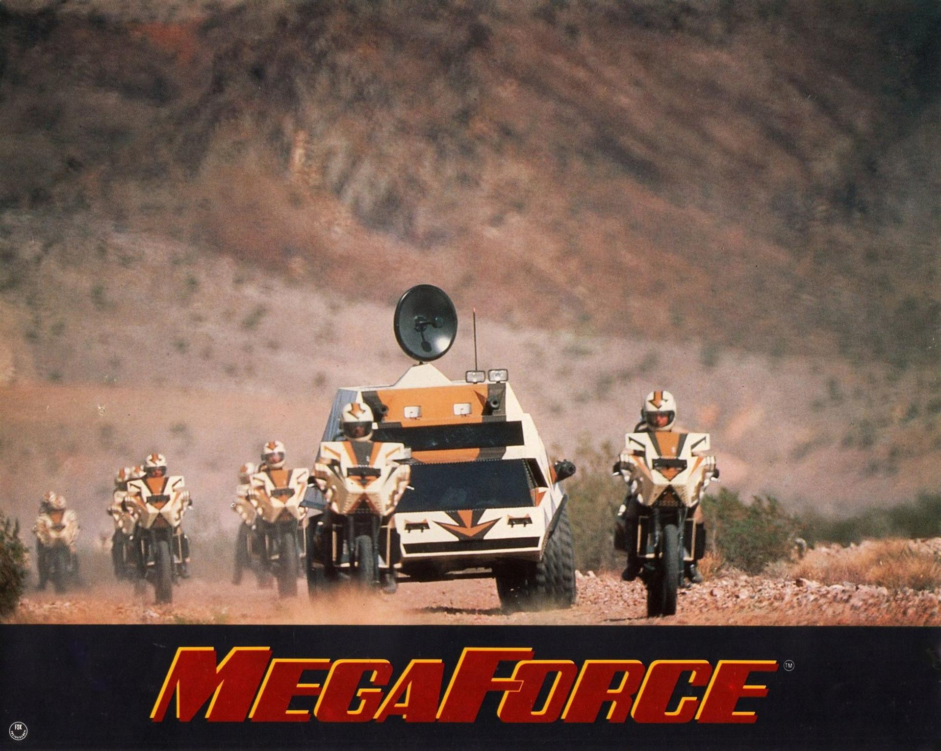 Fahrzeuge und Motorräder in einer Wüstenlandschaft