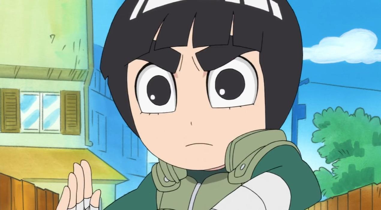 Ein Anime-Charakter mit schwarzen Haaren und großen Augen steht vor einem Haus.