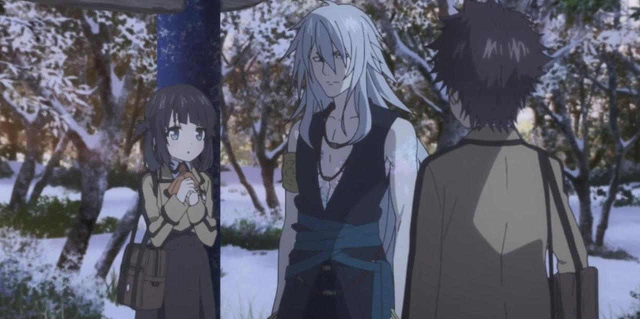 Drei Anime-Figuren stehen im Schnee. Links ein Mädchen mit Tasche, Mitte ein Mann mit langen Haaren, rechts ein Mann.