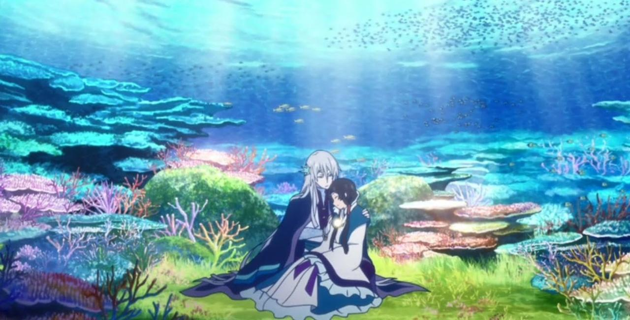 Zwei Figuren umarmen sich in einer Unterwasserwelt mit Korallen und Fischen.