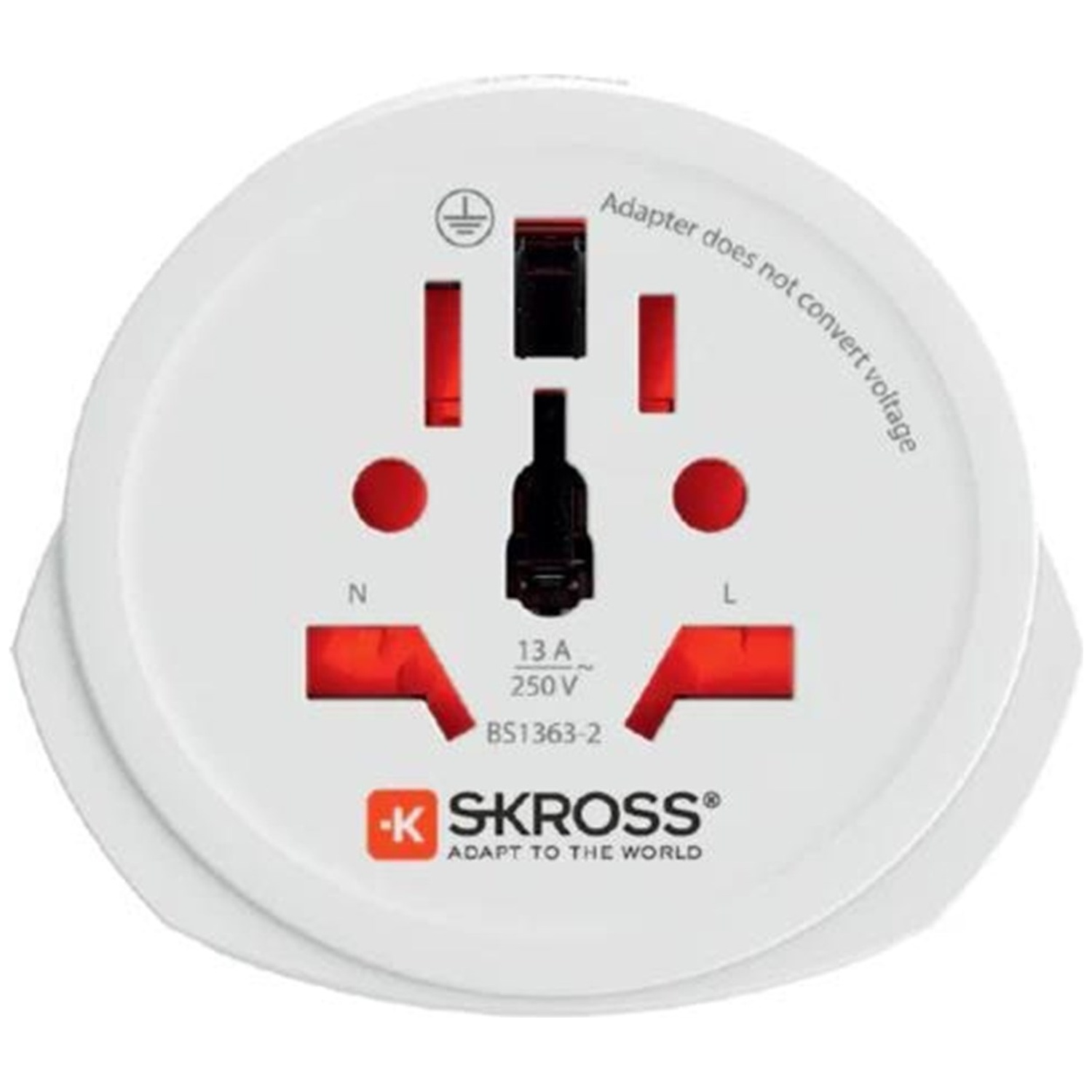Un adaptateur de voyage universel blanc avec plusieurs fentes et le texte 'Adapter does not convert voltage'.