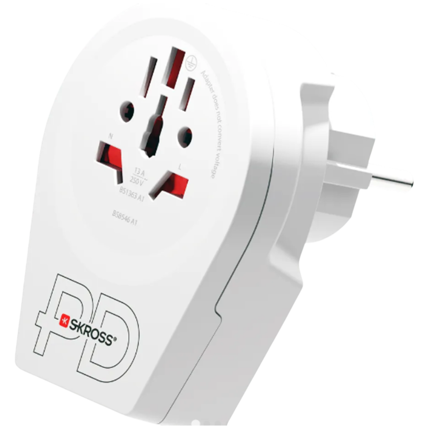 Un adaptateur de voyage blanc SKROSS avec plusieurs entrées de prise et une fiche.