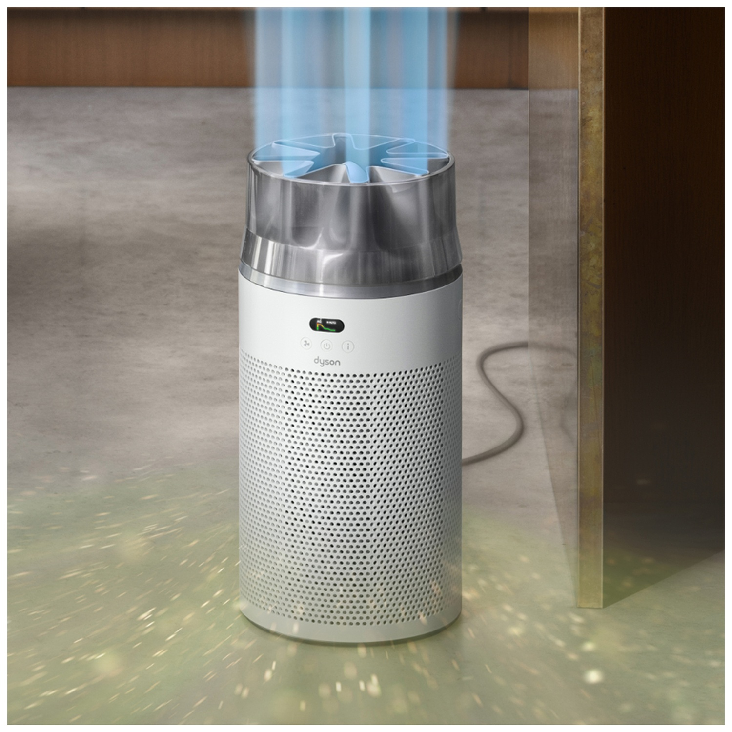 Un purificateur d'air Dyson blanc avec un dessus argenté émet de l'air bleu.