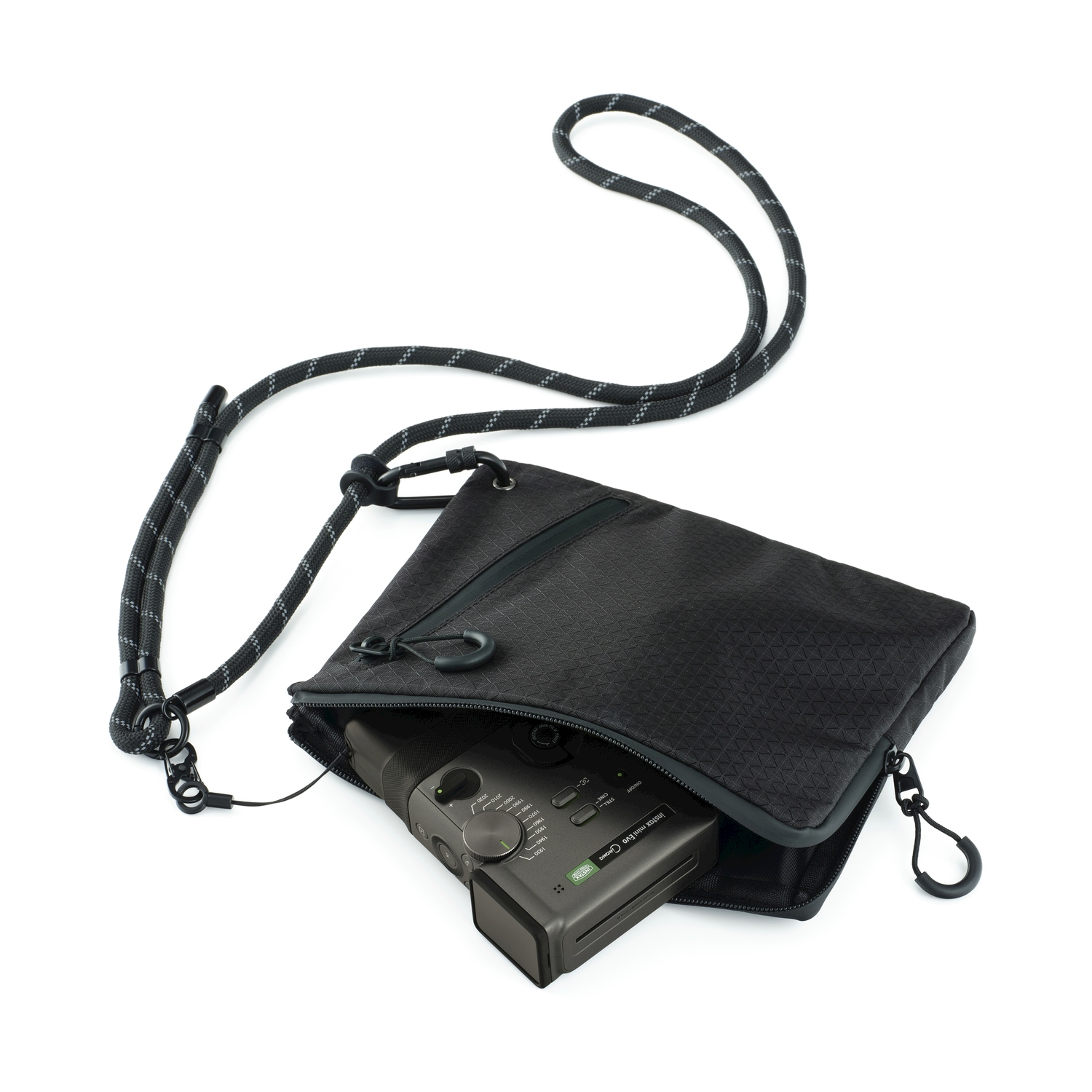 Una borsa nera con un dispositivo fotografico che sporge parzialmente.