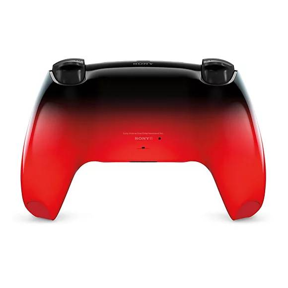 Un controlador rojo y negro con logo de Sony sobre fondo blanco.