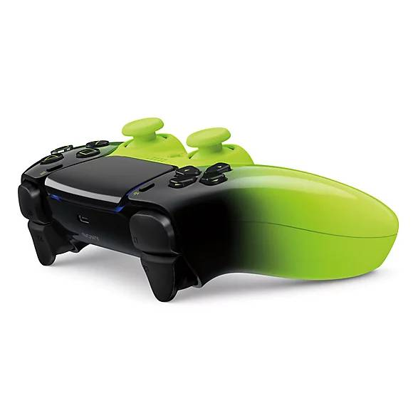 Mando de videojuegos negro con degradado verde y joysticks.
