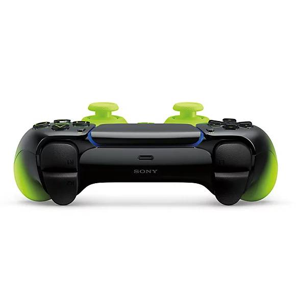 Mando negro de Sony con detalles verdes y dos joysticks verde claro.