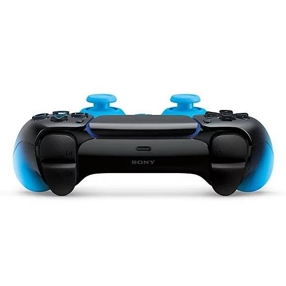 Mando de juego negro con detalles y joysticks azules sobre fondo blanco.