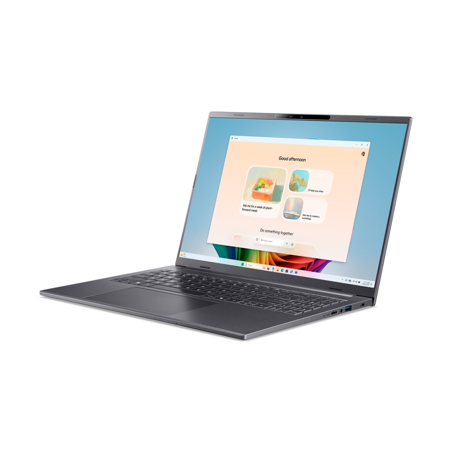 Un laptop grigio con schermo aperto che mostra un'interfaccia IA.