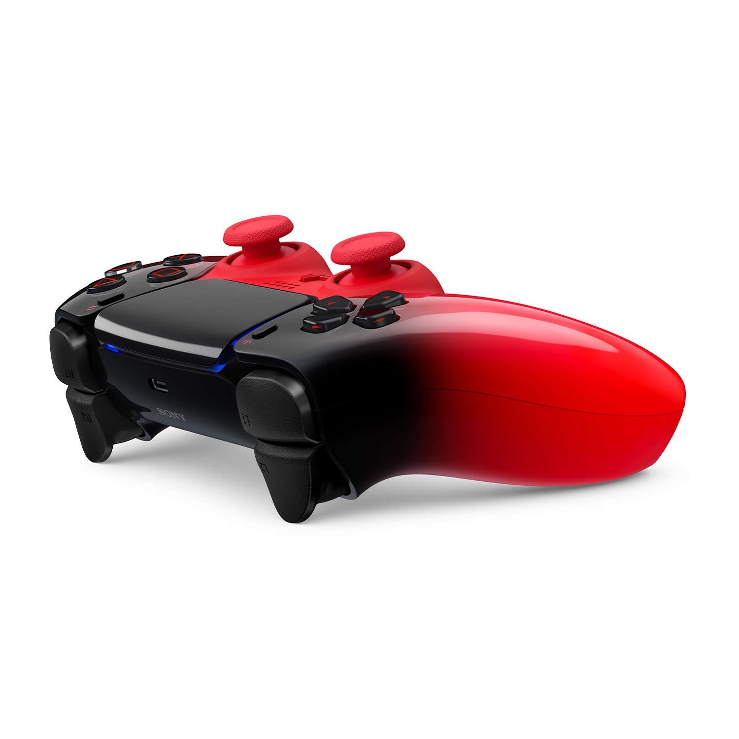 Un controller sfumato nero e rosso isolato su sfondo bianco.