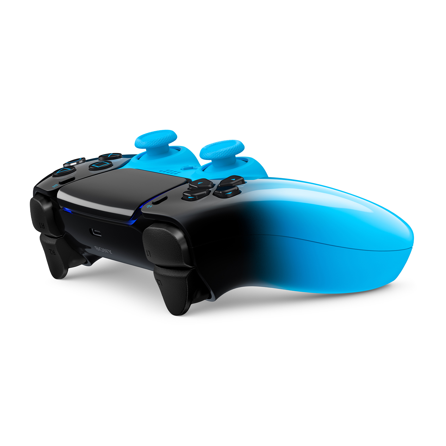 Un controller da gioco nero e blu su sfondo bianco.