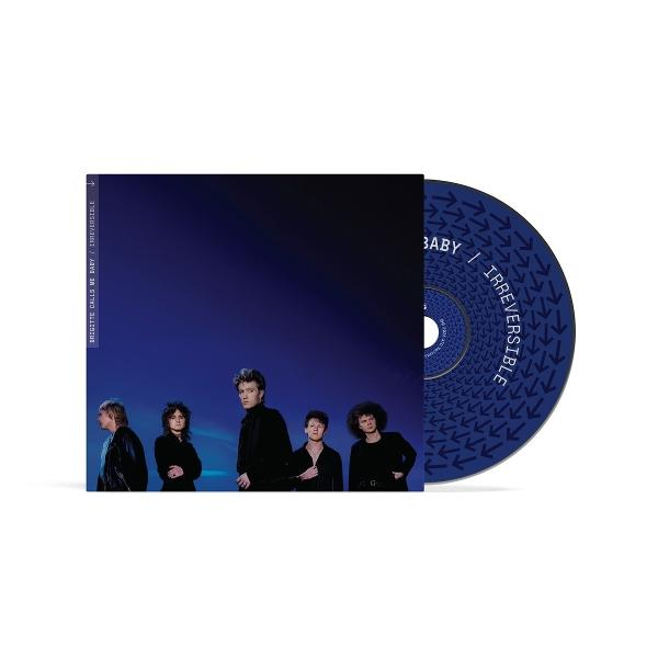 Fünf Männer stehen vor einem blauen Hintergrund mit einer CD daneben.