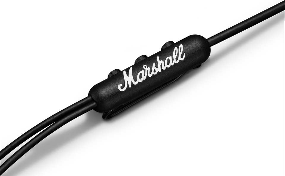 Commandes noires pour écouteurs avec logo Marshall et trois boutons sur fond blanc.