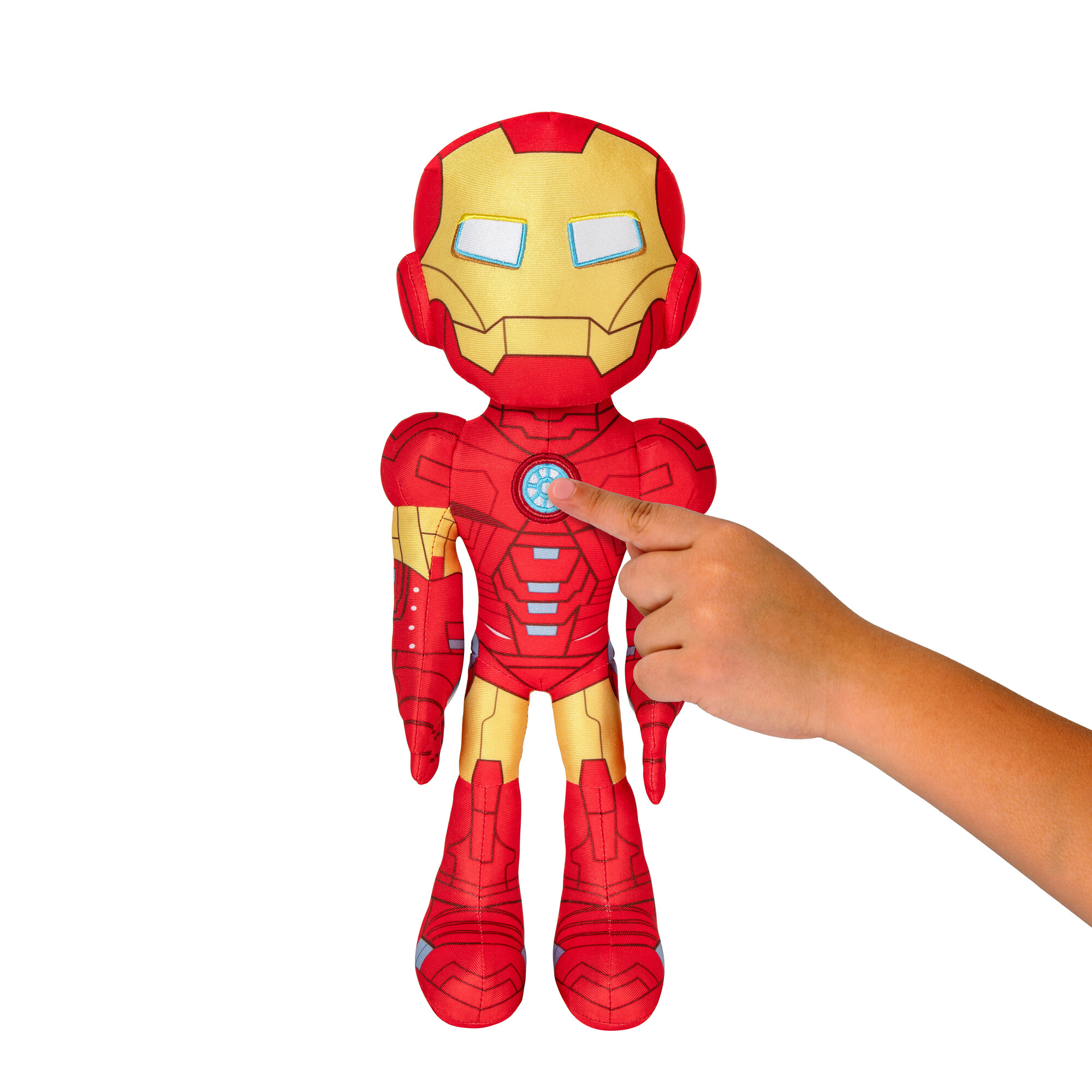 Egy gyermek ujja egy piros és arany Iron Man plüssjáték mellkasára mutat.