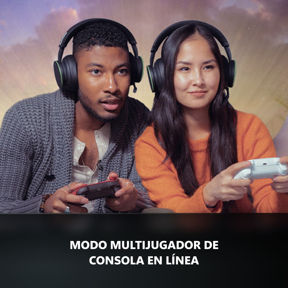 Dos personas con auriculares gaming jugando con mandos de consola, concentradas en la pantalla. Texto: Modo multijugador de consola en línea.