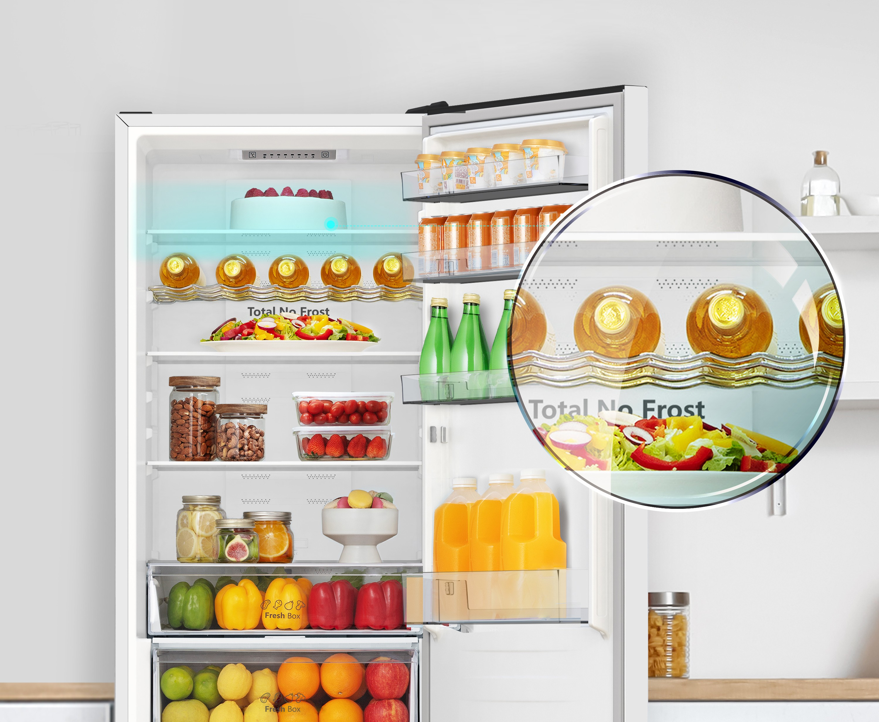 Interior de refrigerador con alimentos: frutas, verduras, botellas y frascos.