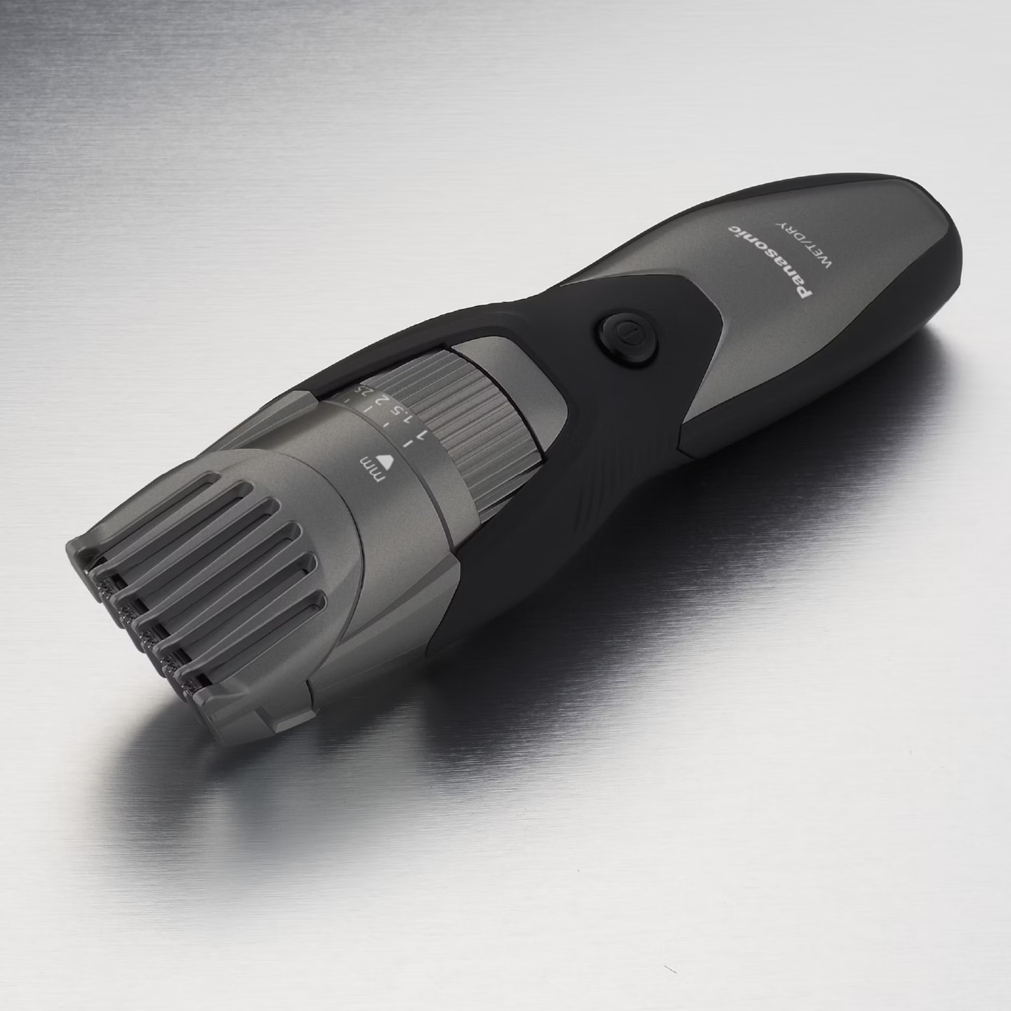 Une tondeuse à barbe Panasonic grise avec des accents noirs sur métal brossé.