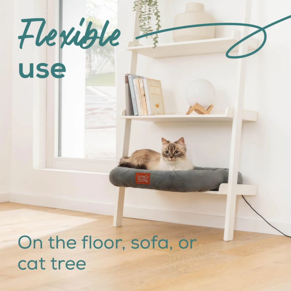 Eine Katze liegt in einem grauen Bett auf einem weißen Regal. Text: Flexible Nutzung.