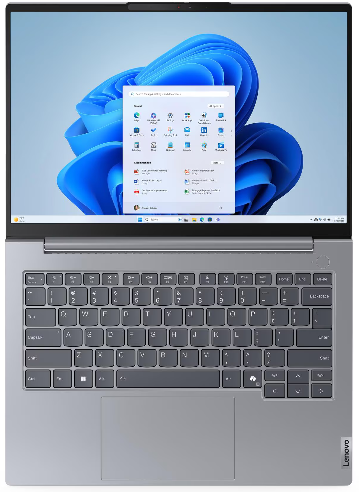 Egy nyitott, ezüst színű Lenovo laptopon Windows 11 start menü látható.