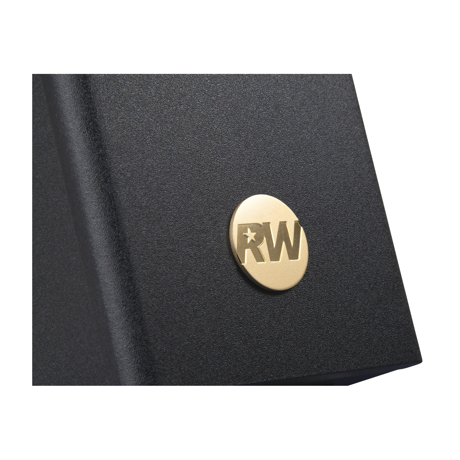 Un oggetto nero testurizzato con un emblema dorato con RW e una stella.